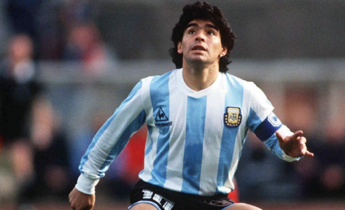 Pagaron casi un millón de pesos por una camiseta de Maradona en una subasta benéfica en Nápoles