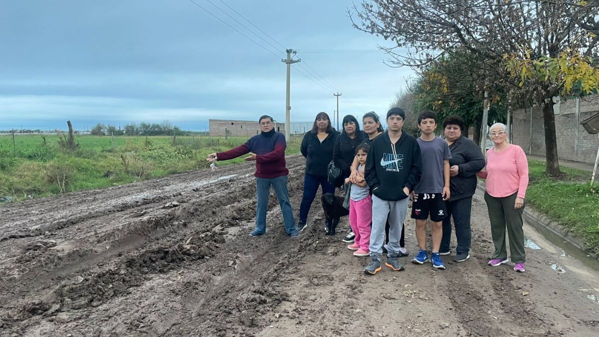 Vecinos de barrio Punta Norte señalando calle Facundo Quiroga
