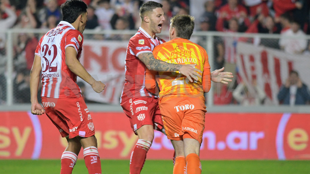 Thiago Cardozo tapó un penal clave sobre el final del partido para el triunfo de Unión.