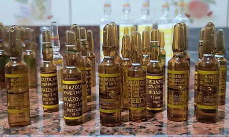 Durante la inspección del departamento, la Policía halló en la cocina diversas ampollas de medicamentos, una jeringa y un guante descartable. Durante la inspección del departamento, la Policía halló en la cocina diversas ampollas de medicamentos, una jeringa y un guante descartable.