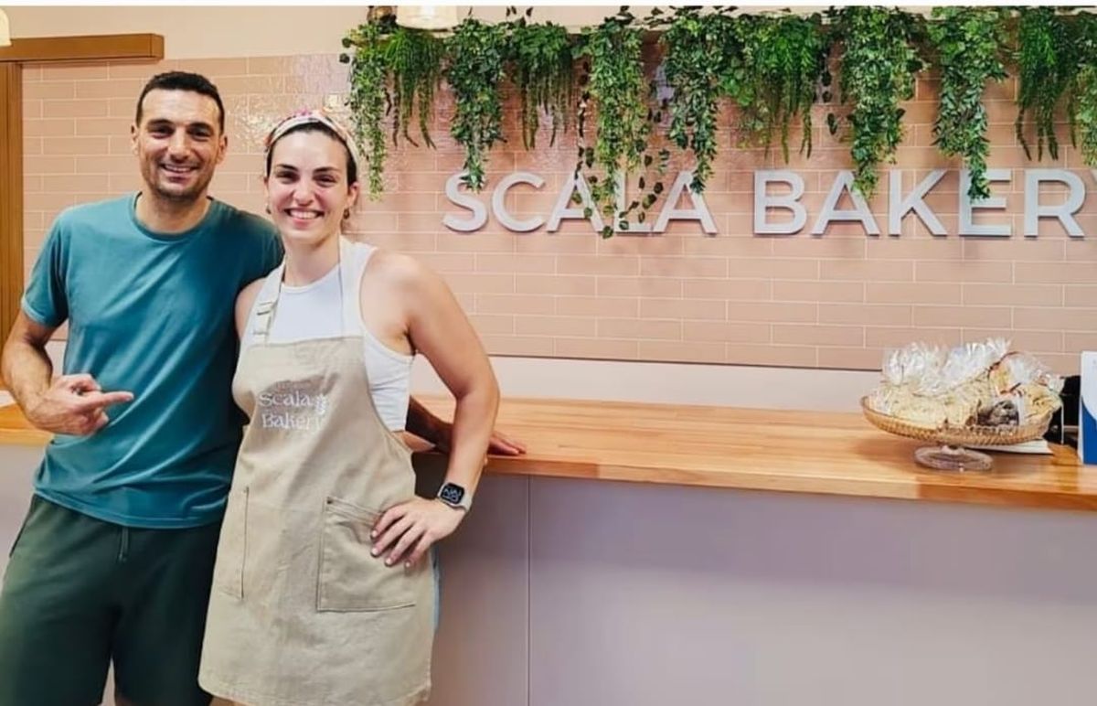 El director técnico de la Selección Argentina, Lionel Scaloni, junto a su hermana Corina, que es pastelera profesional y tiene un local en Funes. El director técnico de la Selección Argentina, Lionel Scaloni, junto a su hermana Corina, que es pastelera profesional y tiene un local en Funes.