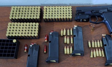 El arma y las municione fueron secuestradas por los policías que participaron del procedimiento. El arma y las municione fueron secuestradas por los policías que participaron del procedimiento.