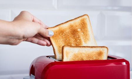 Limpiar la casa, hervir agua o hacer una tostada contamina más que los autos