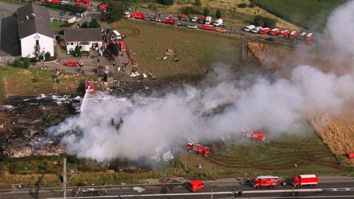 En total, el 25 de julio de 2000 murieron 113 personas: 100 pasajeros –la mayoría eran alemanes que viajaban para realizar un crucero por el Caribe–, los nueve miembros de la tripulación (comandante, primer oficial, ingeniero de vuelo y seis azafatas), y otras cuatro hospedadas en un hotel cercano al impacto que se incendió tras la voladura de una de las partes del Concorde, que quedó reducido a miles de pedazos. En total, el 25 de julio de 2000 murieron 113 personas: 100 pasajeros –la mayoría eran alemanes que viajaban para realizar un crucero por el Caribe–, los nueve miembros de la tripulación (comandante, primer oficial, ingeniero de vuelo y seis azafatas), y otras cuatro hospedadas en un hotel cercano al impacto que se incendió tras la voladura de una de las partes del Concorde, que quedó reducido a miles de pedazos.
