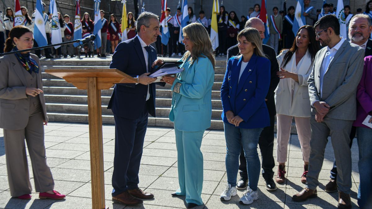 Javkin hizo entrega formal a la presidenta del Concejo Municipal del proyecto de ordenanza para la autonomía de la ciudad.