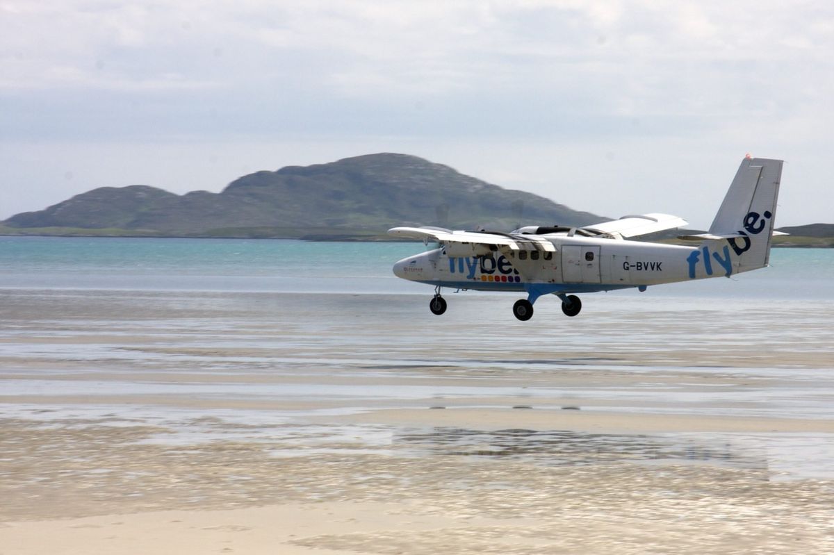 La empresa Highlands and Islands Airports Limited, que posee y opera la mayoría de los aeropuertos regionales de Escocia, administra el aeropuerto de Barra, habilitado para vuelos comerciales y de entrenamiento de pilotos privados.