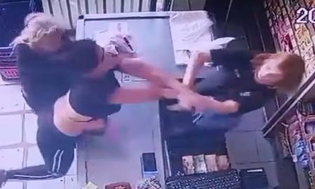 Violencia en un supermercado chino de La Plata: una joven agarró a piñas a una cajera y le rompió la nariz Violencia en un supermercado chino de La Plata: una joven agarró a piñas a una cajera y le rompió la nariz