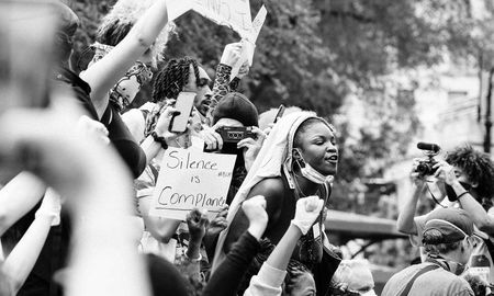 Protestas en Estados Unidos tras el asesinado de George Floyd en manos del policía Derek Chauvin, que se arrodilló en su cuello durante más de siete minutos hasta asfixiarlo. Protestas en Estados Unidos tras el asesinado de George Floyd en manos del policía Derek Chauvin, que se arrodilló en su cuello durante más de siete minutos hasta asfixiarlo.