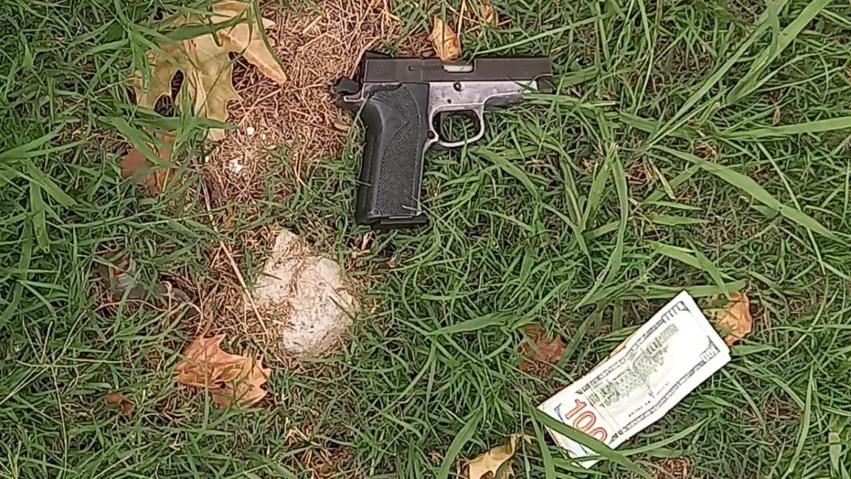 Acorde a información policial, pasadas las 18 se detuvo a un hombre de 40 años y se secuestró un arma de fuego y dólares en efectivo.