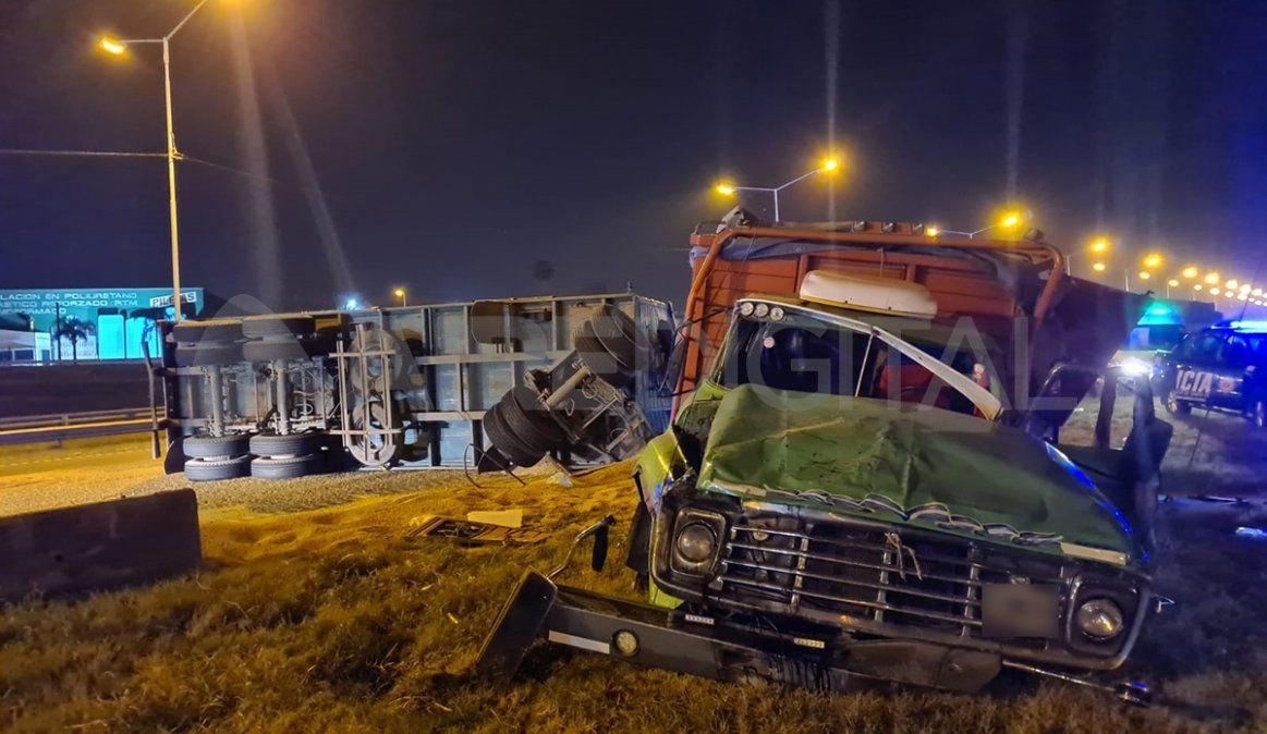 El camión tenía un acoplado que quedó atravesado sobre la calzada.&nbsp;