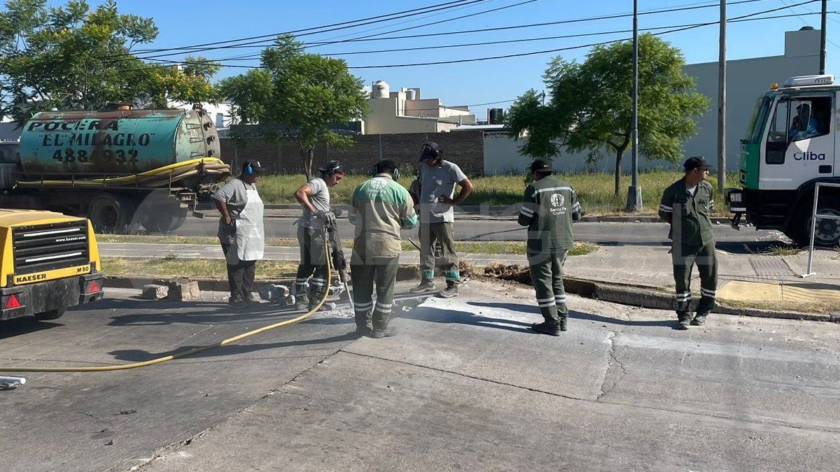 Los empleados municipales comenzaron con las tareas de reparación en la carpeta asfáltica de Bulevar French y Rivadavia.