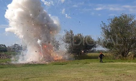La destrucción del material decomisado se realizó en un descampado de la zona La destrucción del material decomisado se realizó en un descampado de la zona