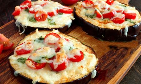 La receta de mini pizzas de berenjena bajas en calorías y sin harina. La receta de mini pizzas de berenjena bajas en calorías y sin harina.