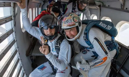 Alejandro Montagna y Marcelo Vives hicieron historia al romper el récord mundial de salto nocturno desde la estratosfera. Alejandro Montagna y Marcelo Vives hicieron historia al romper el récord mundial de salto nocturno desde la estratosfera.