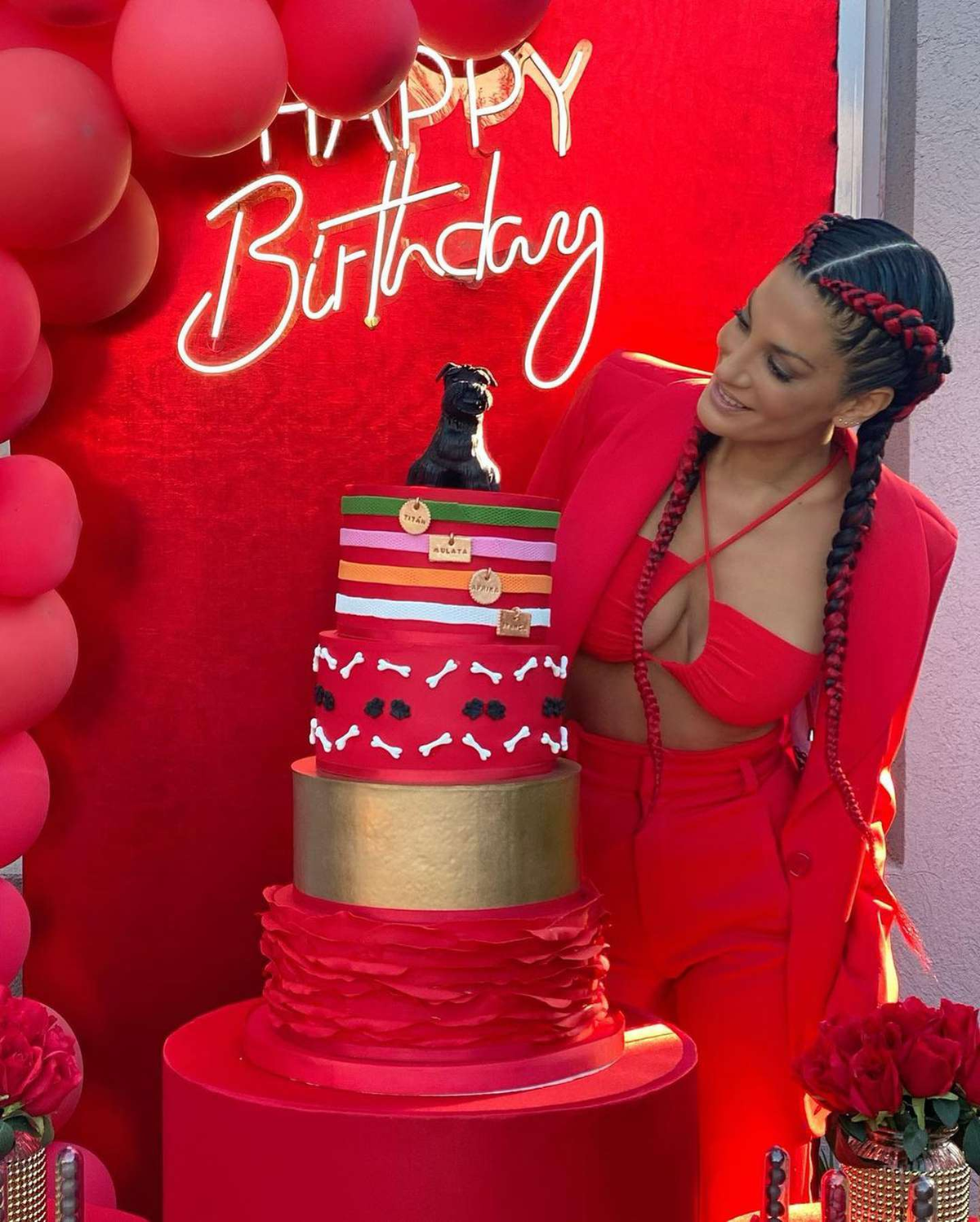 Vistió un outfit total red.