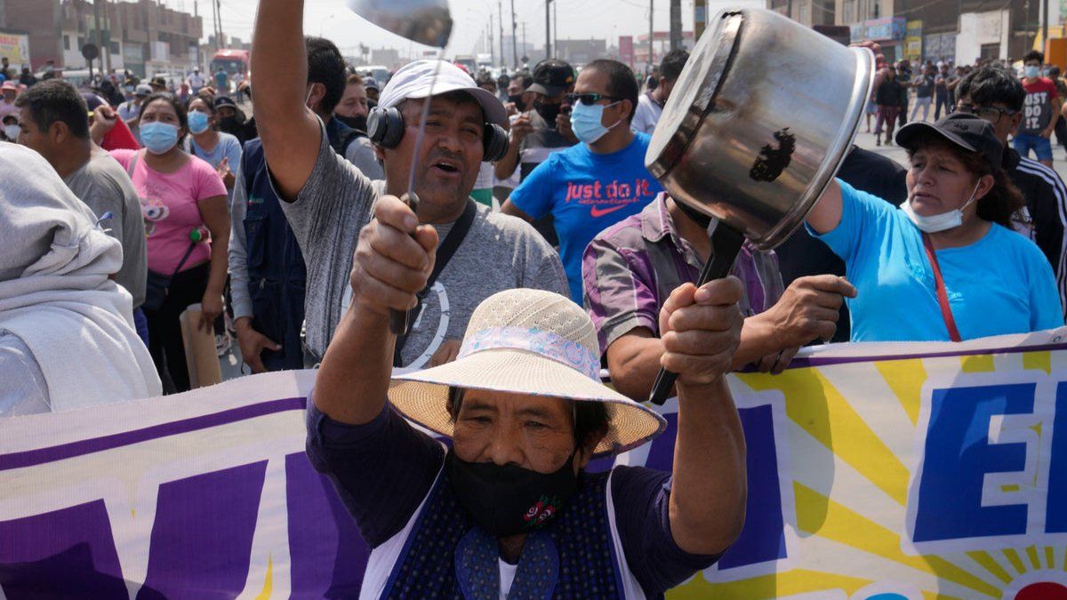 Las protestas, originadas en las alzas de los precios de los combustibles y alimentos, se desarrollaron en Lima y las regiones de Piura, Chiclayo, La Libertad, Junín, Ica, Arequipa, San Martín, Amazonas y Ucayali, entre otras.
