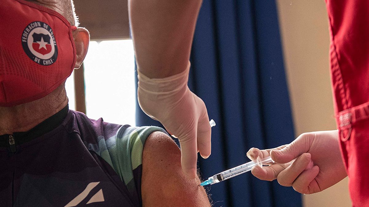 Chile, con récord de contagios en seis meses, comenzará a aplicar la cuarta dosis de vacunas