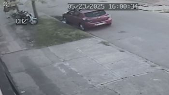 Video: en menos de un minuto y con una cómplice, robó una moto cerca del hospital Alassia