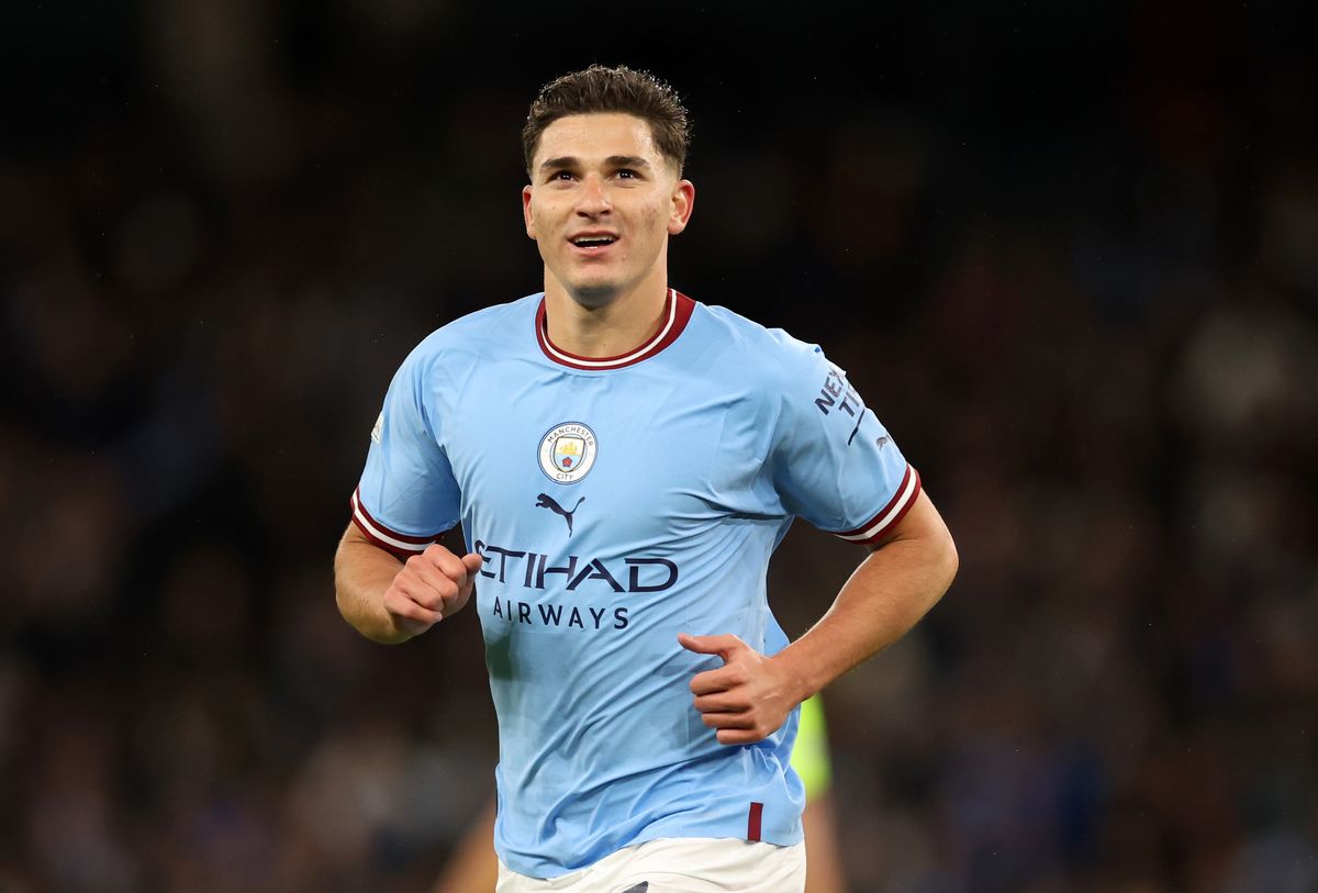 El Manchester City de Julián Álvarez se disputa mano a mano un jugador en el mercado de pases de la Premier League.