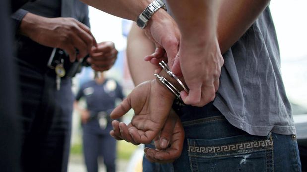 Aire de Santa Fe | detenido esposado.jpg