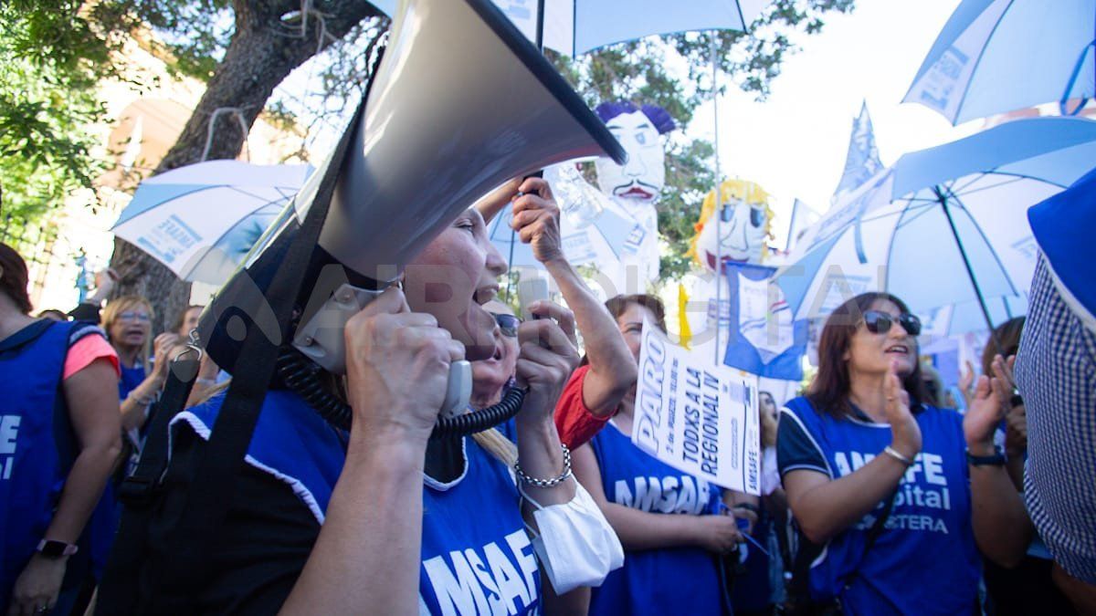Docentes públicos y privados rechazaron la oferta del Gobierno y realizan paro este miércoles y jueves. 