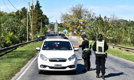 Los operativos de control se intensifican en los puestos sanitarios de los límites interprovinciales. Los operativos de control se intensifican en los puestos sanitarios de los límites interprovinciales.