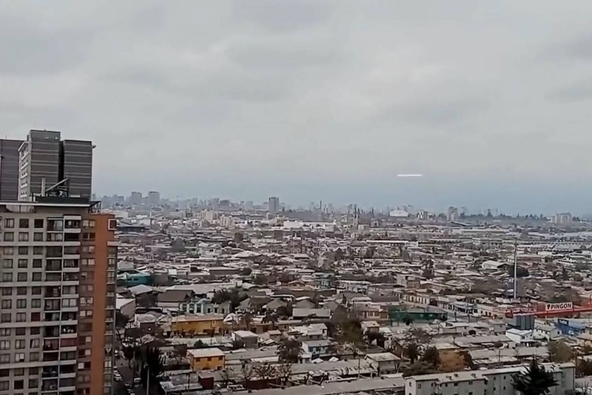 La descripción del video del supuesto ovni en Santiago ofrece información del lugar y el día del presunto avistamiento. Sin embargo, no está comprobada la veracidad de tales imágenes.