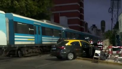 Misterioso choque en Flores: un tren del Sarmiento arrolló a un taxi y sus dos ocupantes se fugaron