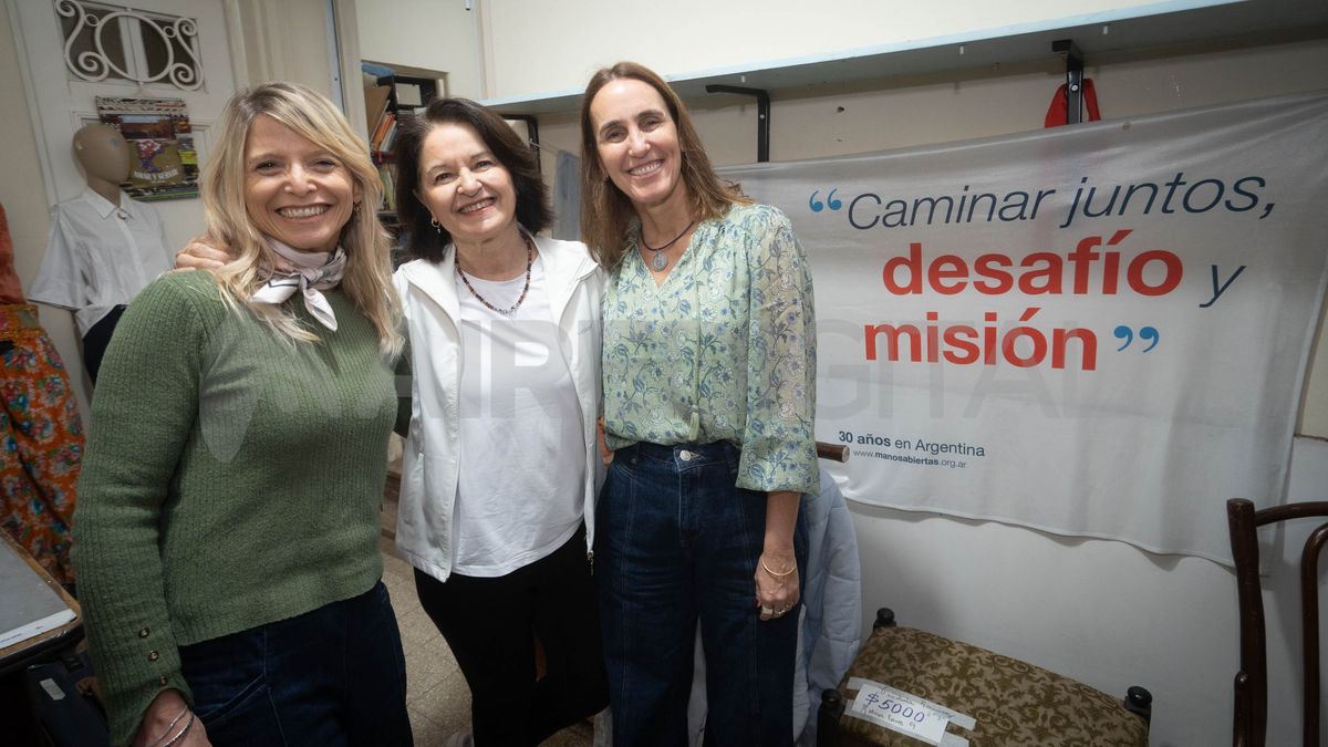 La puerta se abre y mujeres con una amplia sonrisa tratan de conseguir de alguna manera lo requerido. La puerta se abre y mujeres con una amplia sonrisa tratan de conseguir de alguna manera lo requerido.