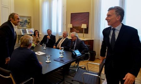 mauricio macri se reunio con senadores del pj para torcer la votacion mauricio macri se reunio con senadores del pj para torcer la votacion
