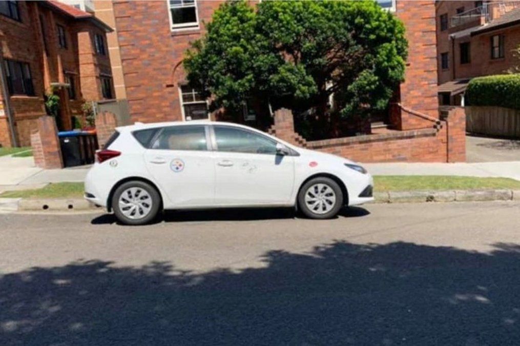 Dejó el auto mal estacionado y recibió un mensaje contundente de un vecino: Si quiere sombra mueva el c...