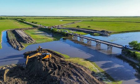 Para asegurar el transporte de hacienda, la Provincia de Santa Fe refuerza el puente El Cántaro en Colonia Teresa. Para asegurar el transporte de hacienda, la Provincia de Santa Fe refuerza el puente El Cántaro en Colonia Teresa.