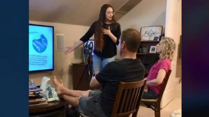 Video viral: joven le contó a sus padres que era stripper por medio de una presentación de PowerPoint.