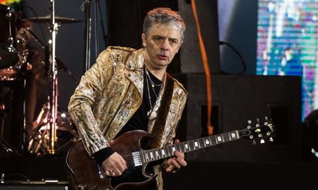 Juanse subió a un fanático a cantar sobre el escenario en Mar del Plata. Juanse subió a un fanático a cantar sobre el escenario en Mar del Plata.