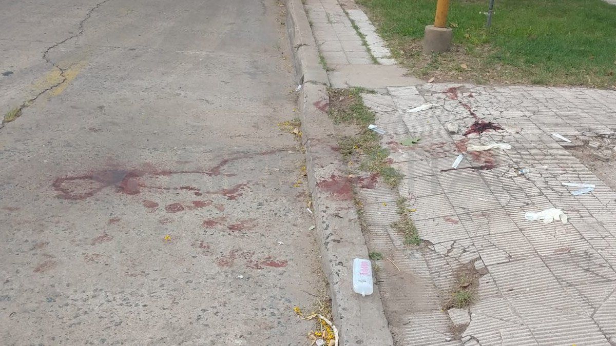 Tras el disparo, los ladrones huyeron en las dos motos y Lucio qued&oacute; tendido y malherido en la vereda. Fue auxiliado por los vecinos.&nbsp;