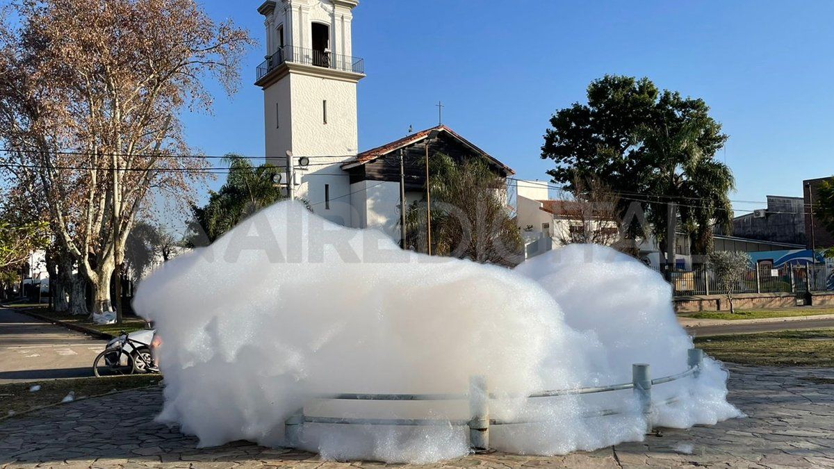 La fuente ubicada frente a la Iglesia del Huerto (7 Jefes al 4.300) amaneció cubierta de espuma.
