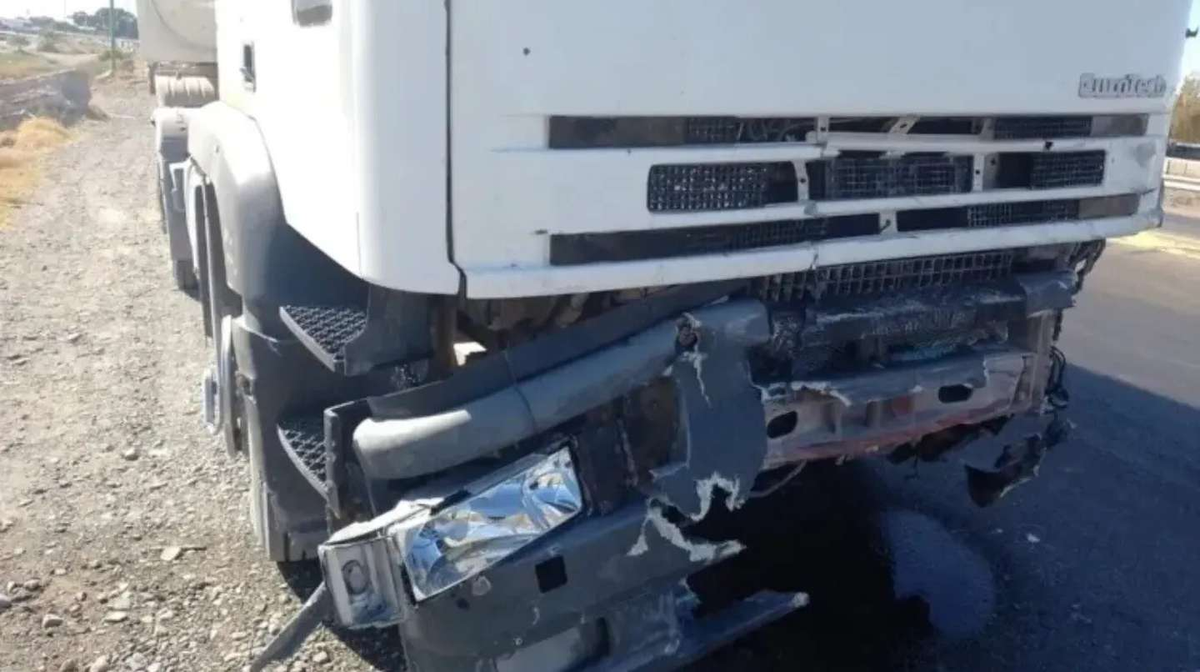 El camión que colisión el vehículo se trasladaba por la Ruta 40 (Foto: Gentileza Diario de Cuyo). 