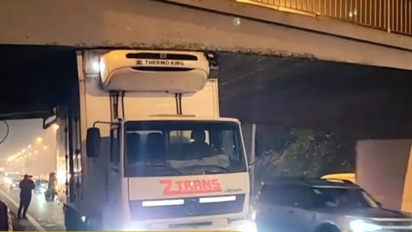 Un camión quedó trabado en un puente sobre la Avenida General Paz