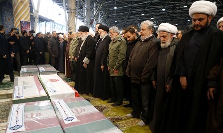El comandante en jefe de la Guardia Revolucionaria, Hosein Salamí, advirtió que Irán se vengará de forma dura y decisiva por la muerte de Soleimani. El comandante en jefe de la Guardia Revolucionaria, Hosein Salamí, advirtió que Irán se vengará de forma dura y decisiva por la muerte de Soleimani.