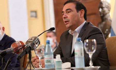 El gobernador de Corrientes, Gustavo Valdés, adelantó hoy que la provincia retrocederá mañana a Fase 3 del aislamiento social preventivo y obligatorio por el incremento de casos de coronavirus. El gobernador de Corrientes, Gustavo Valdés, adelantó hoy que la provincia retrocederá mañana a Fase 3 del aislamiento social preventivo y obligatorio por el incremento de casos de coronavirus.