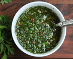 Chimichurri casero para darle sabor al asado.