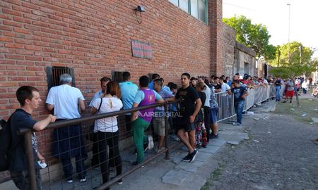 copa sudamericana: en el segundo dia de canje de entradas en el club colon, se repitieron fallas en la organizacion copa sudamericana: en el segundo dia de canje de entradas en el club colon, se repitieron fallas en la organizacion