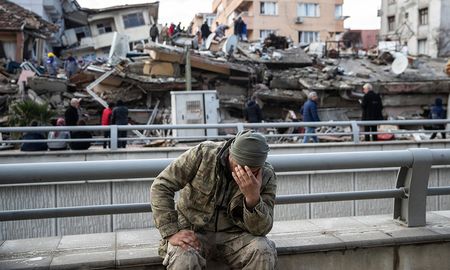Un hombre se agarra la cara, sentado al lado de los escombros de un edificio en Turquía, tras el feroz terremoto. Un hombre se agarra la cara, sentado al lado de los escombros de un edificio en Turquía, tras el feroz terremoto.