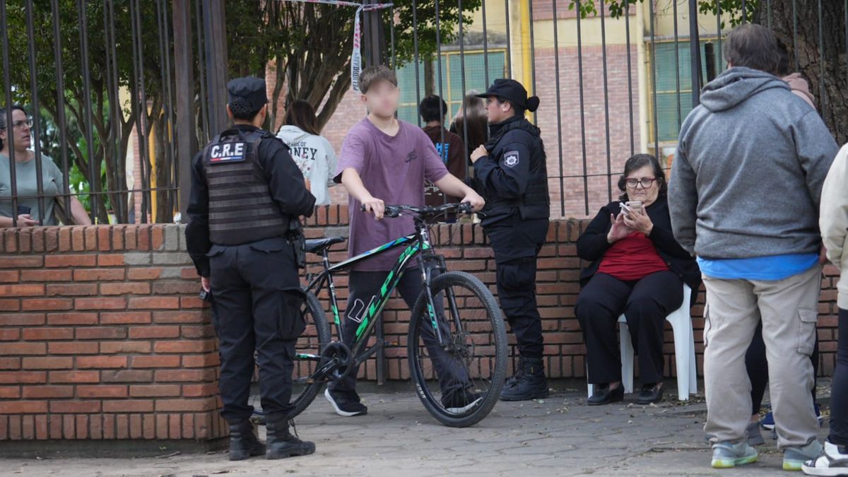 Alumnos retiran pertenencias de la Escuela Mariano Moreno de San Crist&oacute;bal.