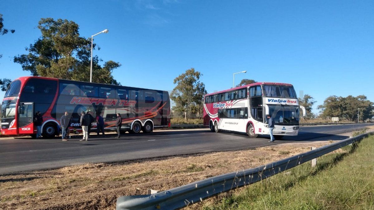 Este martes, los transportistas de turismo cortaron de forma total el kilómetro 146 de la autopista Santa Fe-Rosario.