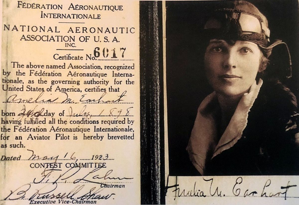El 16 de mayo de 1923, Earhart se convirtió en la 16ª mujer en los Estados Unidos en obtener la licencia de piloto (la número 6017) por parte de la National Aeronautic Association. Le faltaban dos meses y ocho días para cumplir 26 años.