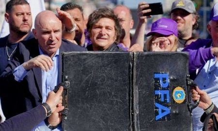 La caravana de Javier Milei debió suspenderse por agresiones con piedras. La caravana de Javier Milei debió suspenderse por agresiones con piedras.