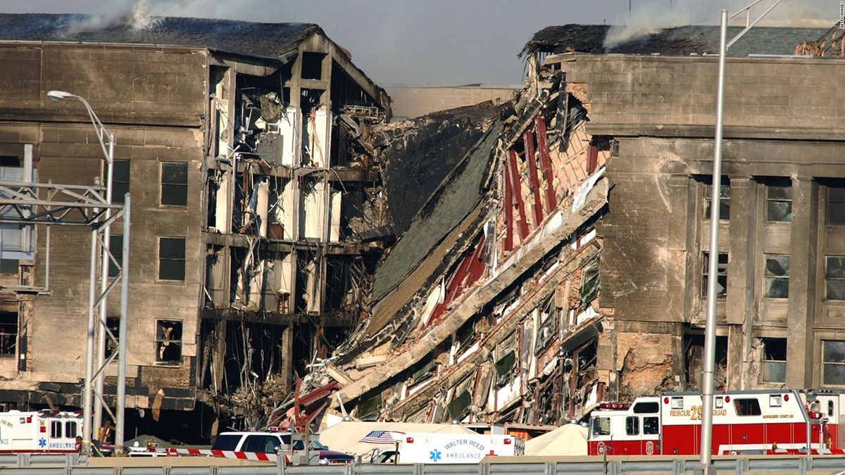 El Pentágono sufrió el choque a las 9:37. En total murieron las 64 personas que viajaban en el avión y otras 125 que se encontraban en el edificio.