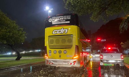 Un colectivo detenido en avenida 27 de Febrero y Juan de Garay genera inconvenientes en el tránsito. Un colectivo detenido en avenida 27 de Febrero y Juan de Garay genera inconvenientes en el tránsito.