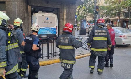 Fuerte accidente en horas de la madrugada en el barrio de la Recoleta. Fuerte accidente en horas de la madrugada en el barrio de la Recoleta.